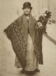 Une vendeuse de fleurs, Victoria Station - English Photographer